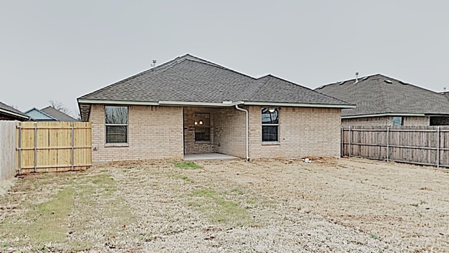 Building Photo - Very Nice 3 bedroom 2 bath home in MWC sch...