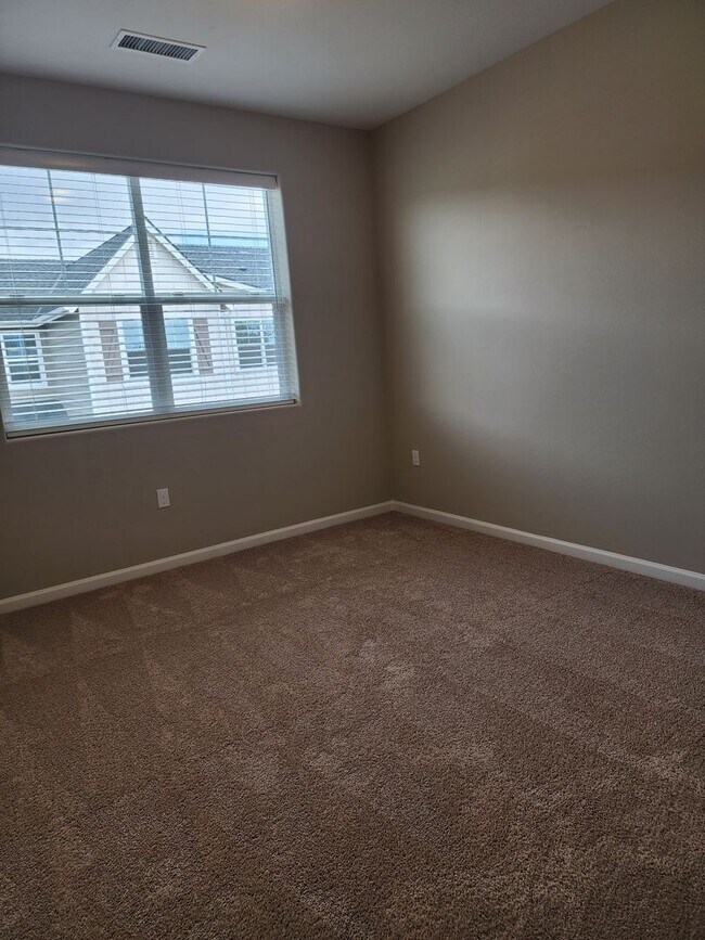 Building Photo - 4/2.5 Modern & Beautiful Townhome in Minden