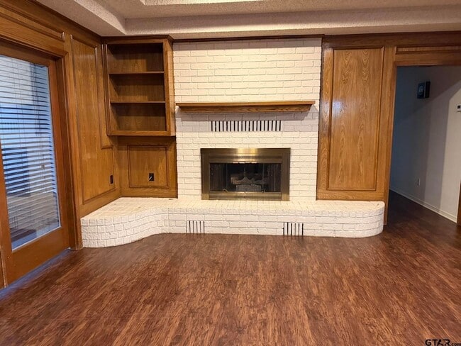 Building Photo - 2304 Deanna Ave