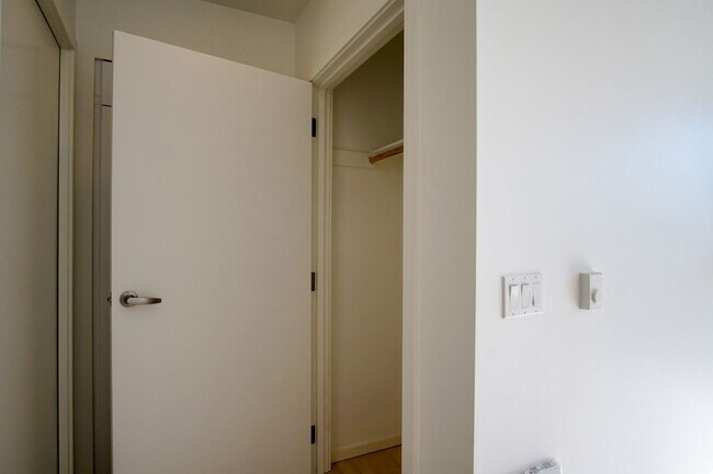 Building Photo - Modern 2nd Floor Studio with D/W & Washer/...