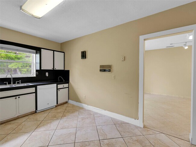 Building Photo - 1109 Biarritz Dr