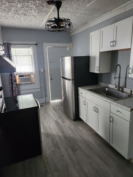 Building Photo - 552 Tanglewood St
