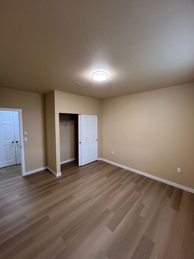 Building Photo - Beautiful Waterford Crossing 2 bedroom Condo