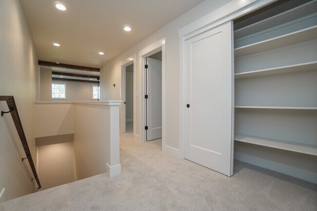 Building Photo - 150 N Edgewood Ln