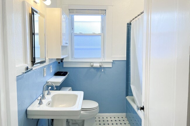 Building Photo - Furnished 3 Bedroom Walkable East Nashvill...