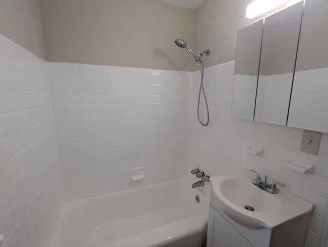 Building Photo - Great 3 Bedroom 1 Bath in convenient locat...