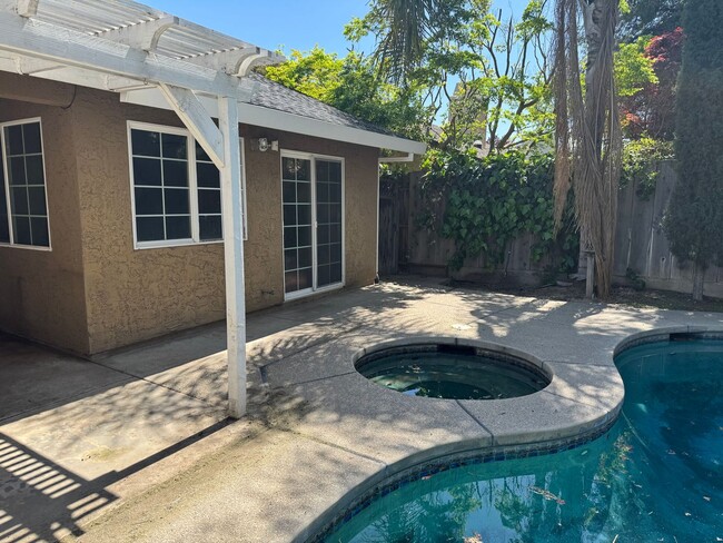 Building Photo - 3 bdrm 2 bath house on quiet cul -de-sac w...