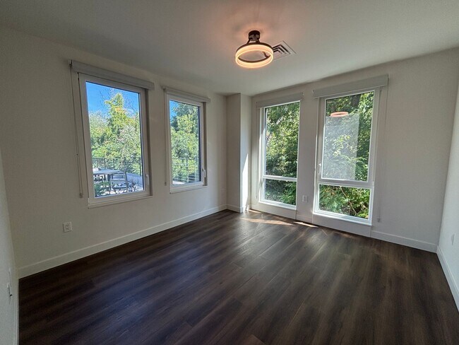 Building Photo - Bright South Corner Home with Park Views –...