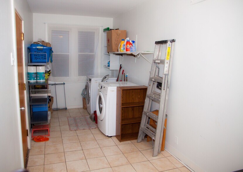 In unit laundry - 3443 Sheffield N Ave