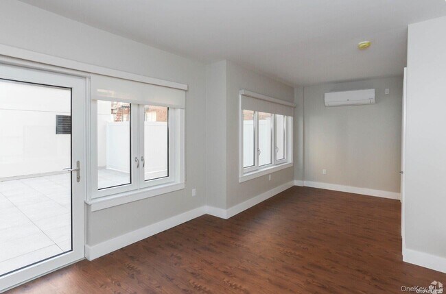 Building Photo - 44-20 Douglaston Pkwy