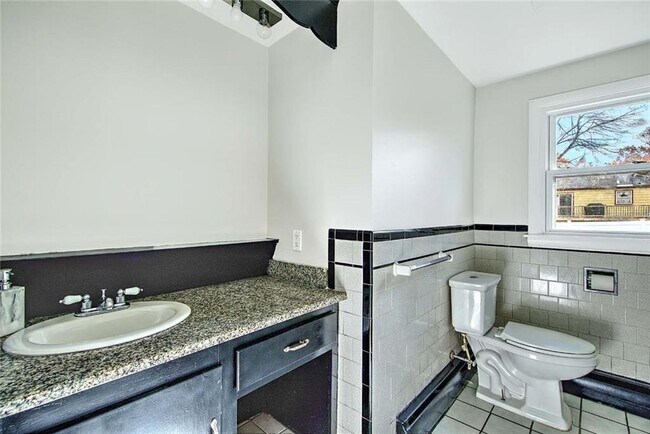 Building Photo - 138 Youngs Ave