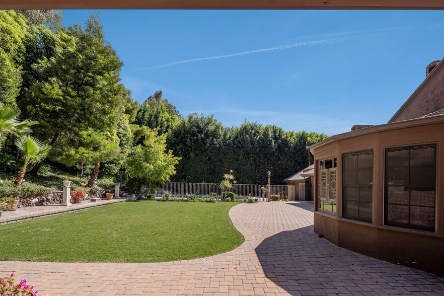 Building Photo - 1110 Sutton Way