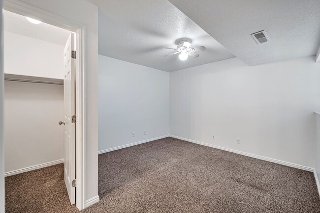 Building Photo - Darling Ground Floor Stonebrook Condo