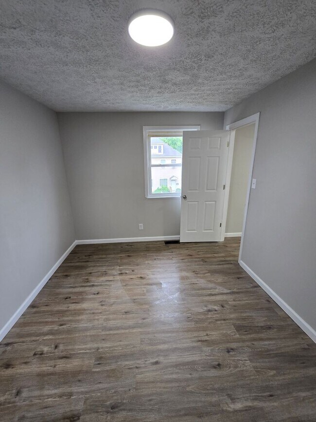 Building Photo - 4 BEDROOM SINGLE FAMILY HOME
