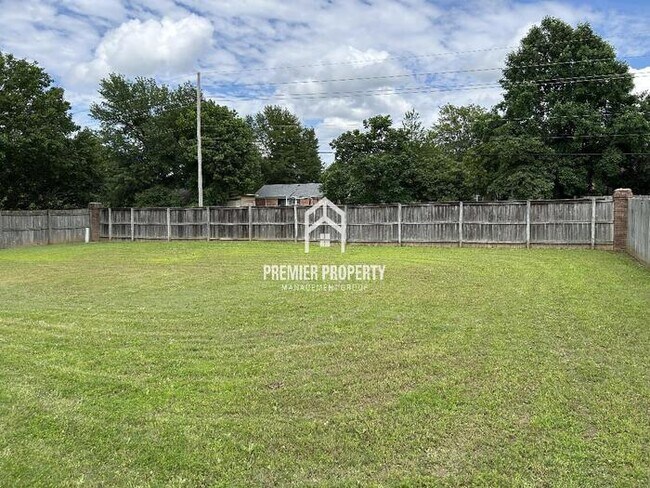 Building Photo - 6232 Ravenwood Lake Dr E