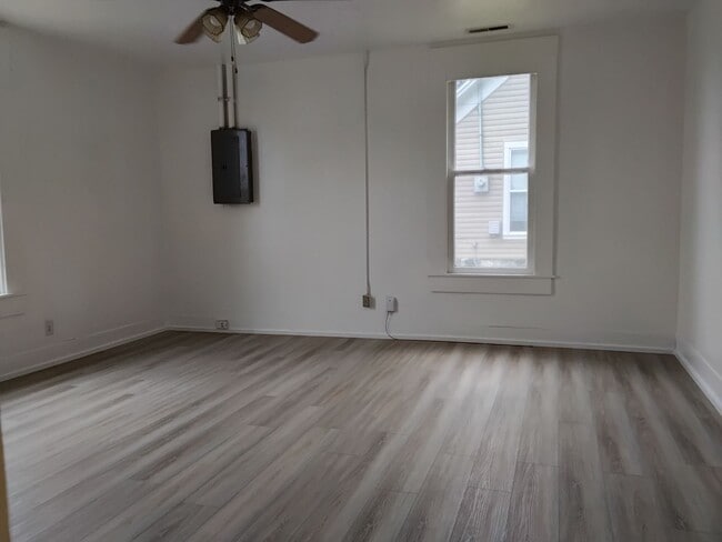 Building Photo - 2 Bed 1 Bath Home