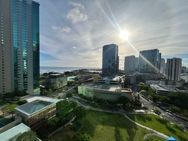 Building Photo - Spacious 2-bedroom, 2-bath with a View in Kakaako!