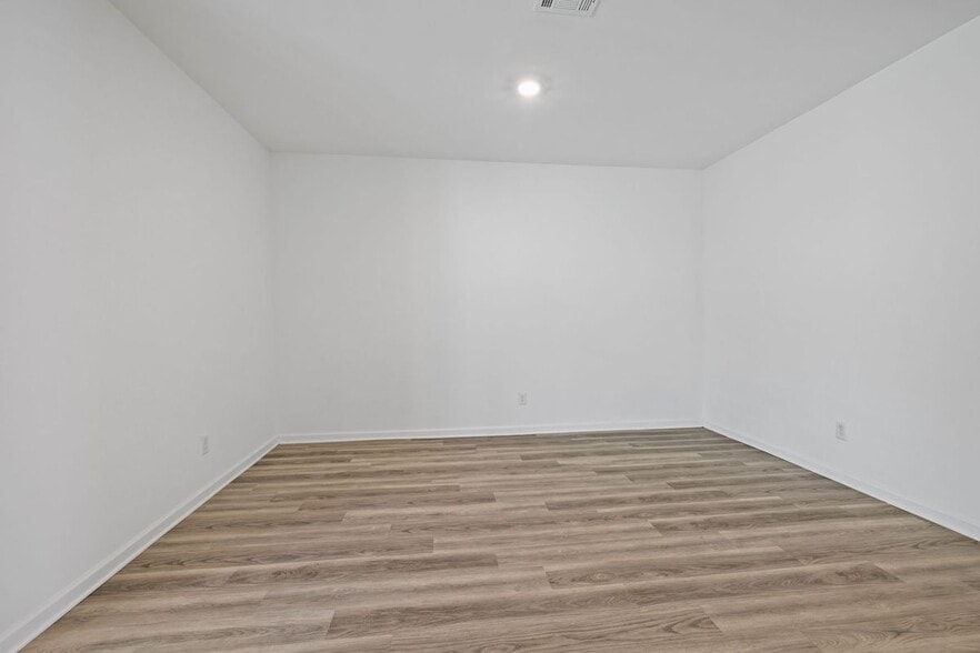 Building Photo - 15820 Loussier Dr