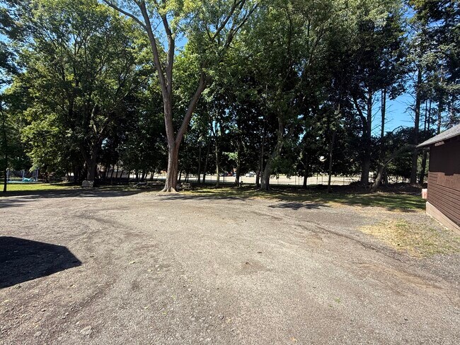 Building Photo - 33 Maple Ave