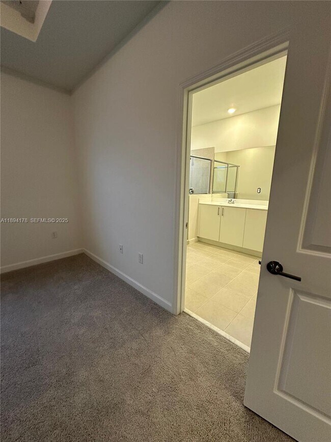 Building Photo - 2534 SE 27th Dr