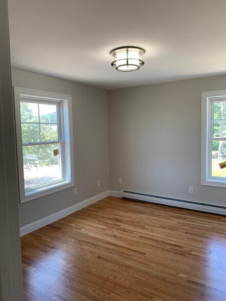 Building Photo - 163 Middle Rd
