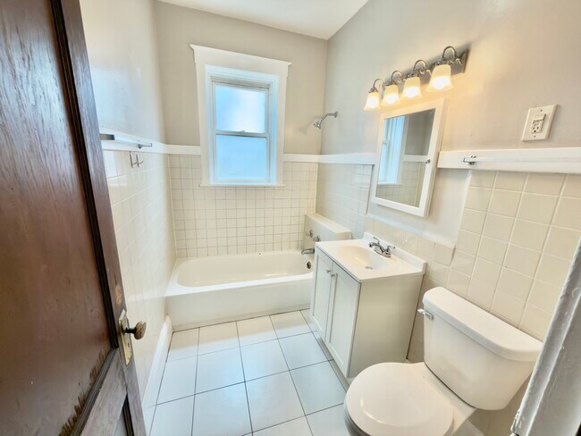 Building Photo - 3239 W Cullom Ave