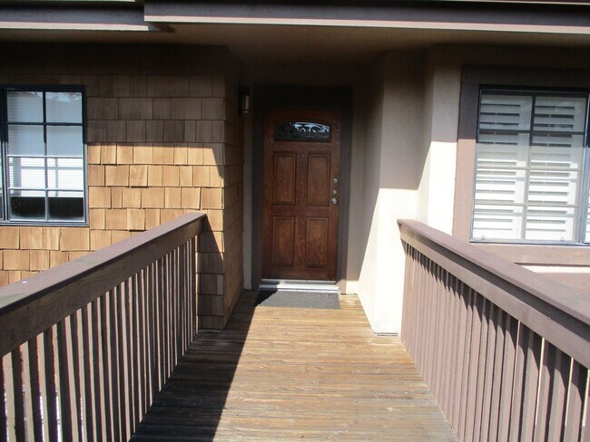 Building Photo - The Boardwalk in La Jolla 2 bdr 2 bath 3 floor!