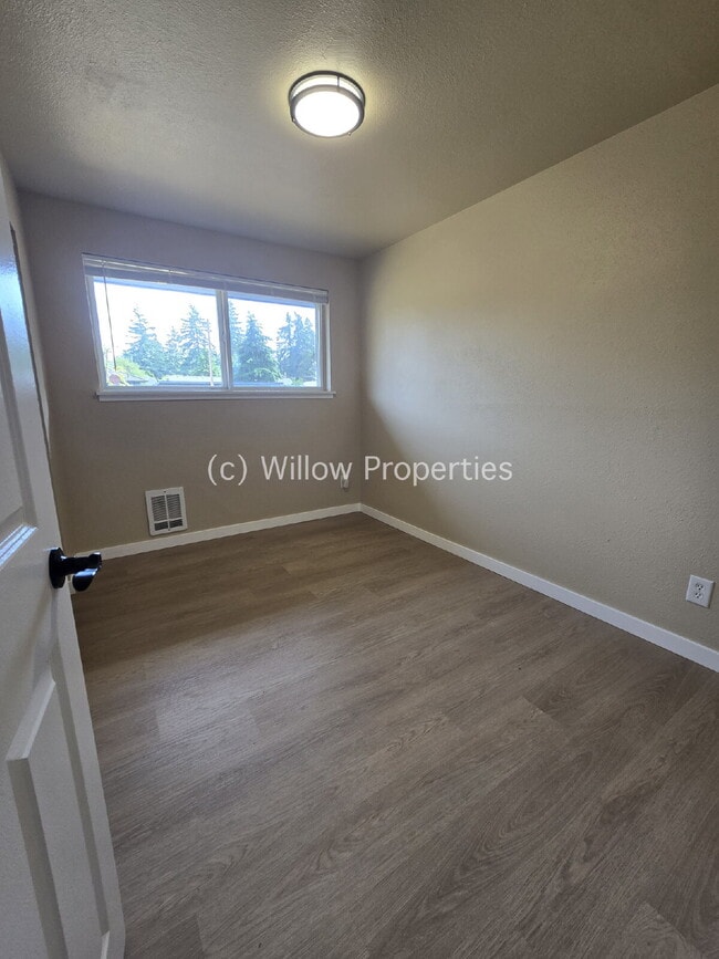 Building Photo - 2 Bedroom Unit Newly Remodeled