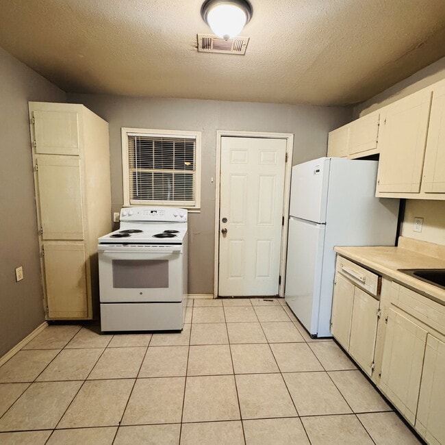 Building Photo - 2 Bedroom | 1 Bathroom Single Family Home located in the North end of Beaumont, TX is waiting for...