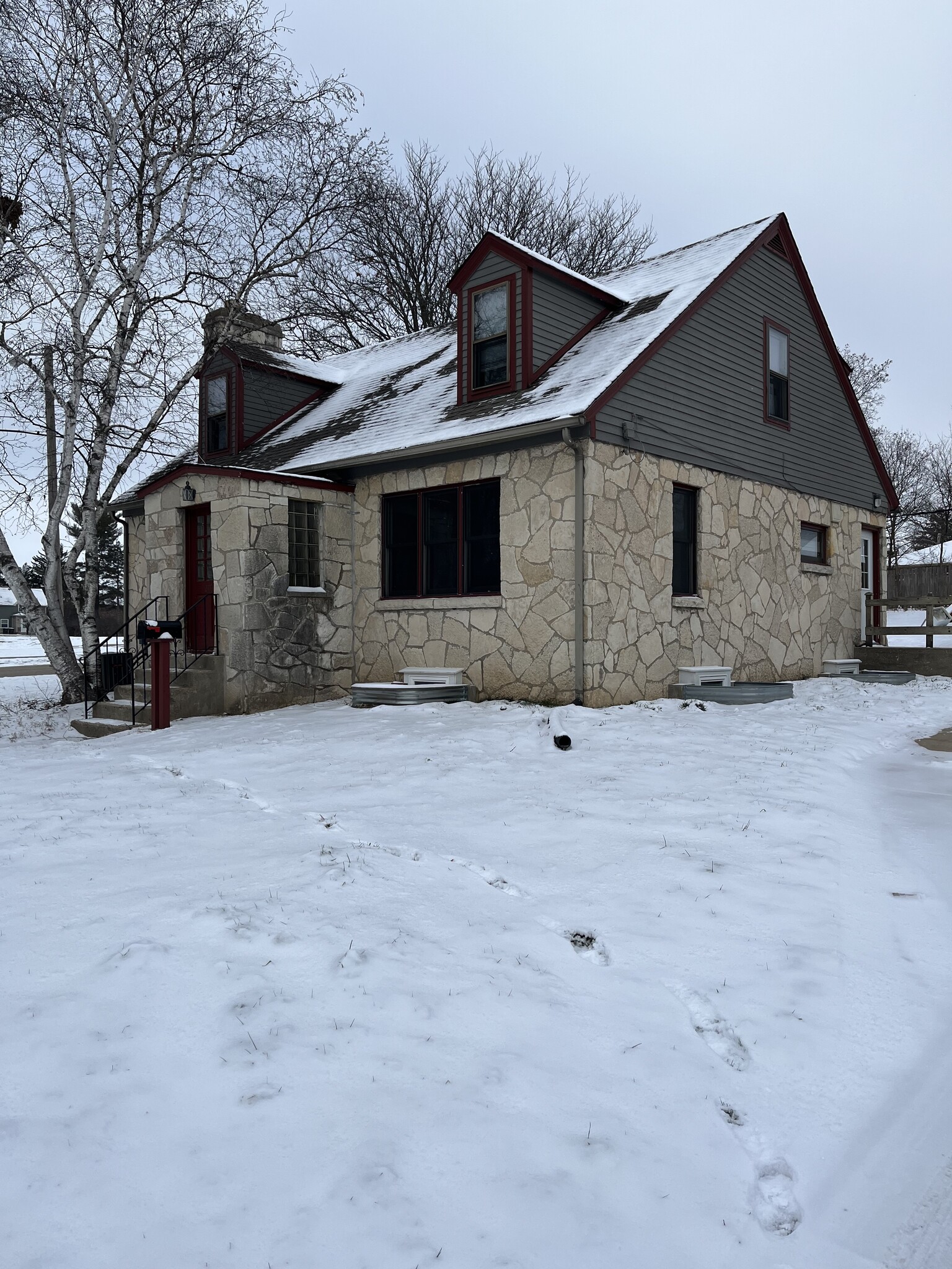 Building Photo - 203 S Whiton St