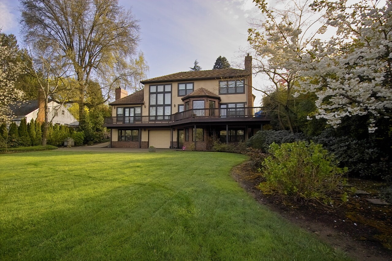 Back - 1645 SE Oak Shore Ln