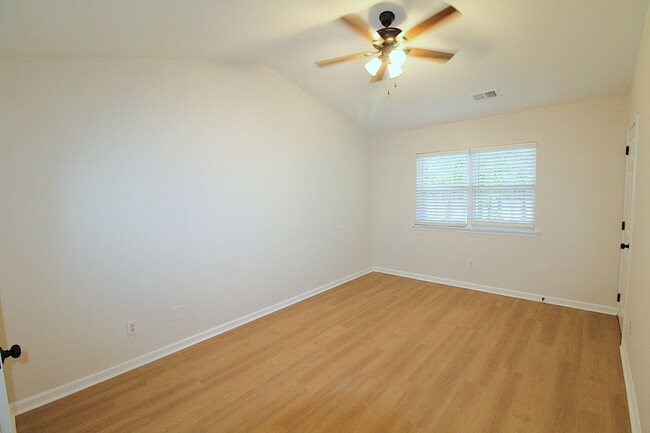 Building Photo - Newly Renovated 2 Bedroom Townhome!!