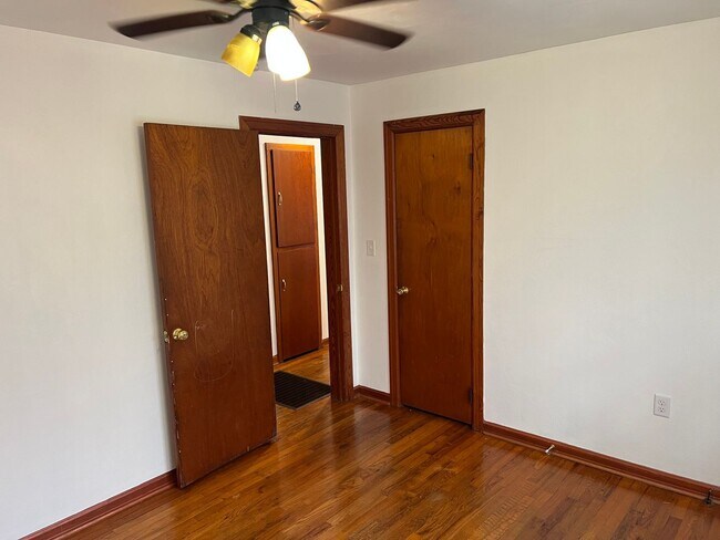 Building Photo - inviting 3-bedroom, 2-bath residence