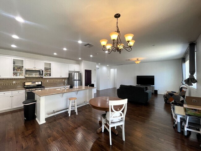 Building Photo - Rosamond 4 Bedroom + 2.5 Bathroom