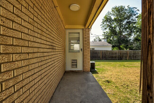 Building Photo - 912 Garver St