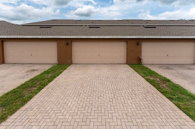 Building Photo - Nice 3/2.5 Townhouse with 2-Car Garage in ...