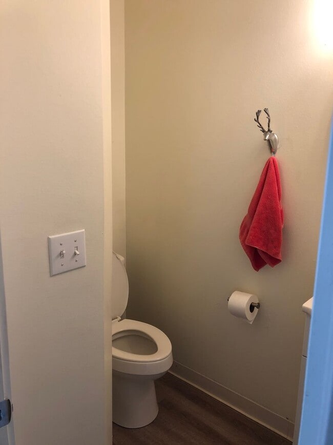 Building Photo - 4 Bedroom Townhome in Hawks Ridge