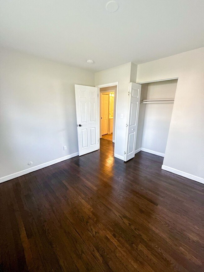 Building Photo - Move-In Ready Columbus Home Featuring Mode...