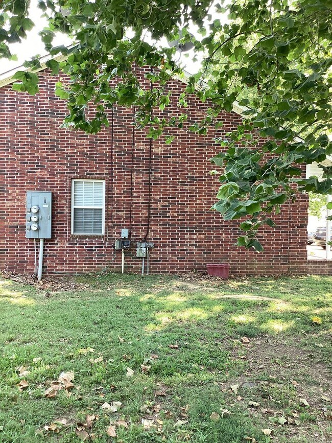 Building Photo - 1302 N Fir St