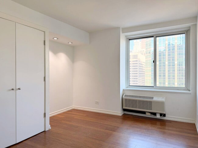 Building Photo - 211 E Ohio St