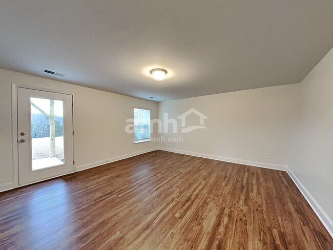 Building Photo - 180 Larragan Dr