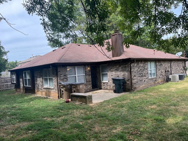 Building Photo - "Spacious 3-Bedroom Oasis with 2 Full Bath...