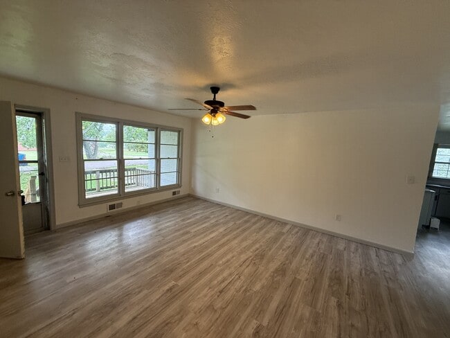 Building Photo - 136 N Crown Point Dr