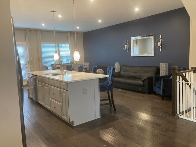 Building Photo - 5767 Meadowood St