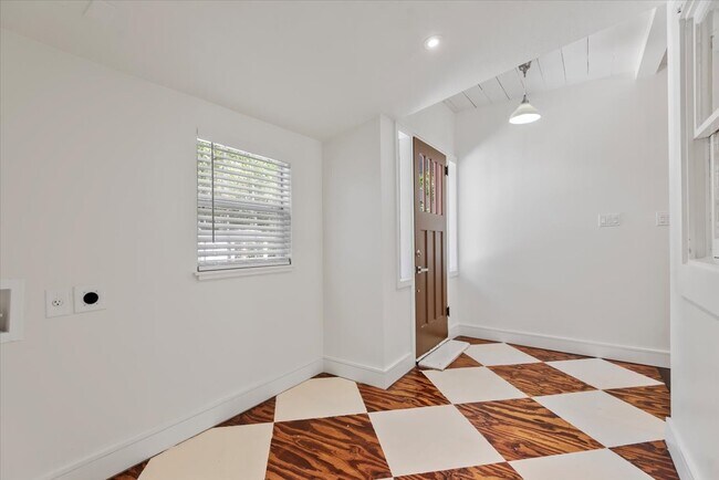 Building Photo - 603 Crockett St