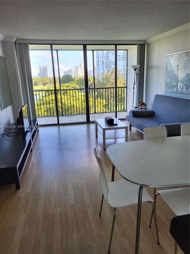 Building Photo - 3475 N Country Club Dr