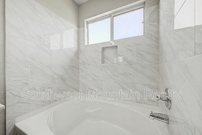 Building Photo - 2272 E Remington Pl
