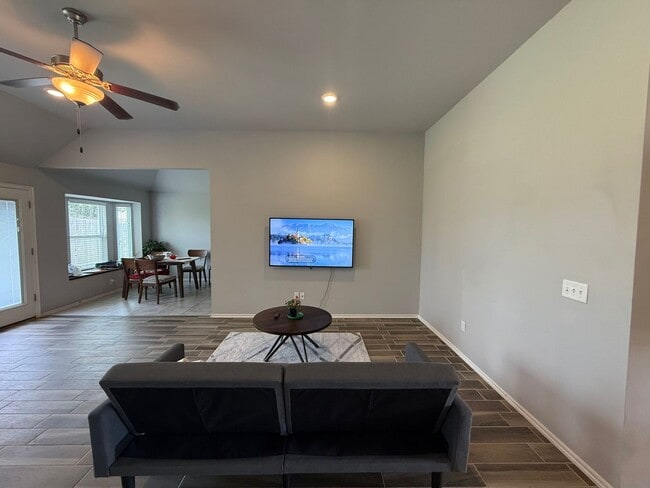 Building Photo - 3 Bedroom Home in Deer Creek For Rent!