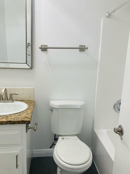 Building Photo - 924 Gaviota Ave