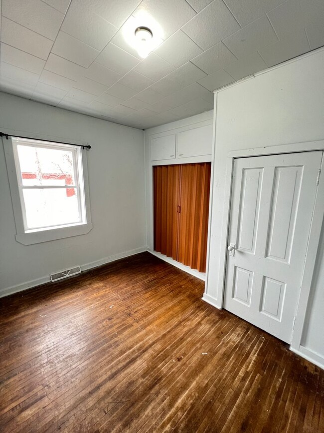 Building Photo - AVAILABLE JUNE - 4 Bed 1 Bath House in the...